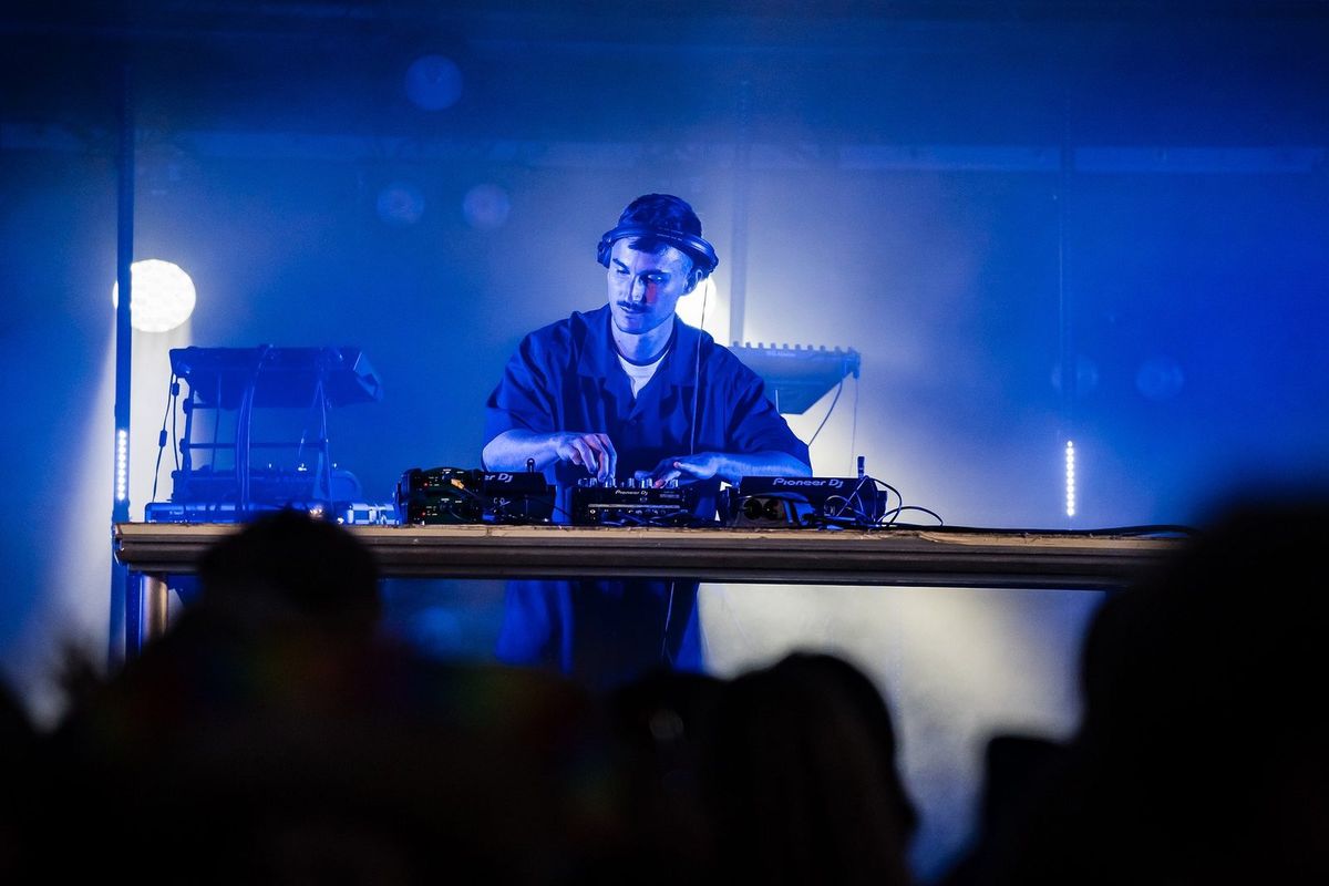 DJ set en ambiance bleue devant la foule